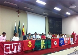 Manifestantes se reuniram na Câmara Municipal de Maringá para defender mandato da presidente Dilma Rousseff